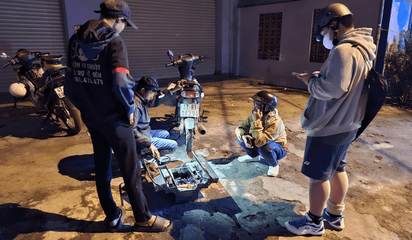 Vá xe máy tận nơi – Giải pháp tối ưu khi lốp xe gặp sự cố